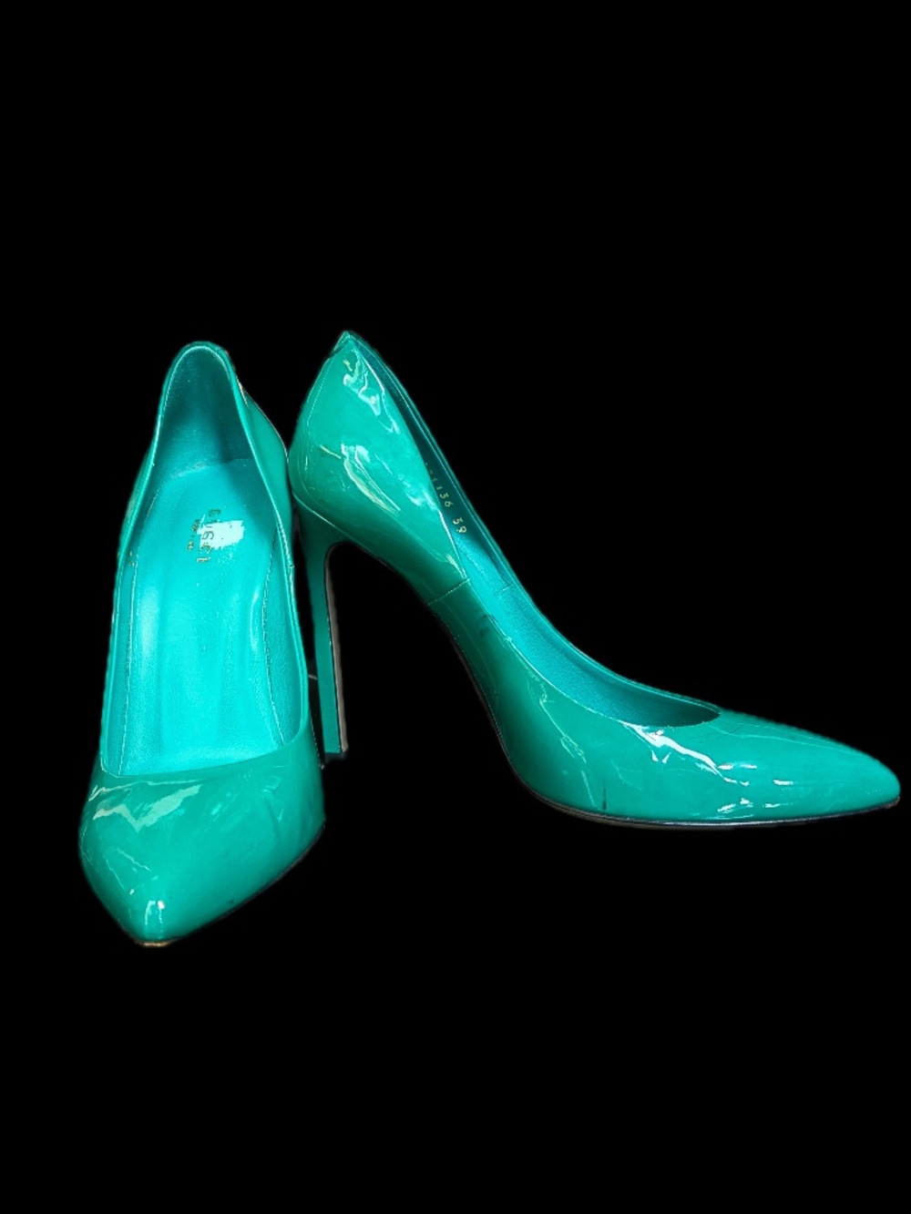Gucci Patent Leather Pointed Toe Pumps in Emerald Green
